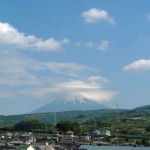 行きしなの富士山と傘雲。