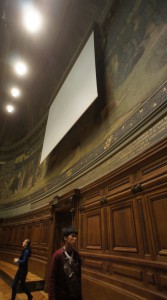 講堂のバックにかかる絵は、パンテオンの聖女ジュヌヴィエーヴの生涯の連作でも知られる、Pierre Puvis de Chavannes ピエール・ピュヴィス・ド・シャヴァンヌ。色んな学問領域が擬人化されてゐる。